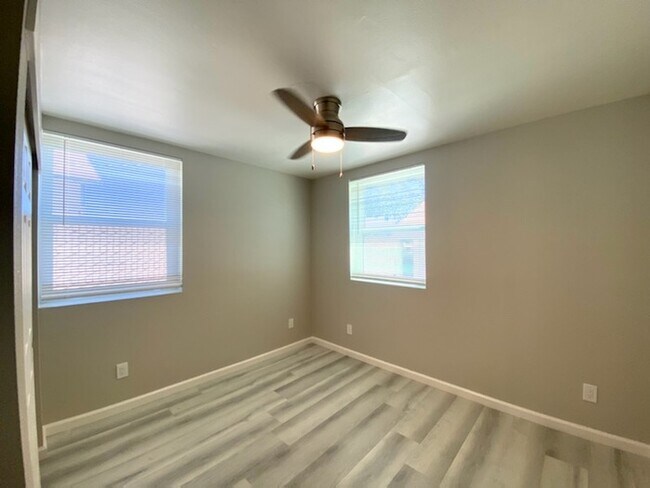Building Photo - 4 Bedroom Offers Country Living In The Heart Of Lincoln!