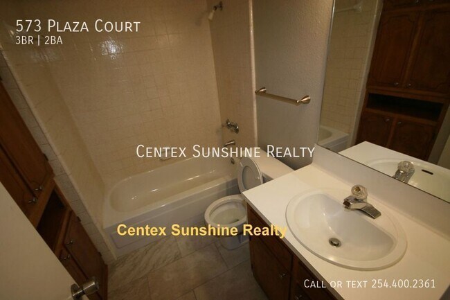 Building Photo - 573 Plaza Ct