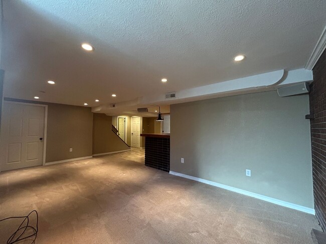 Building Photo - $0 DEPOSIT OPTIONS. CHARMING 4-BEDROOM HOM...