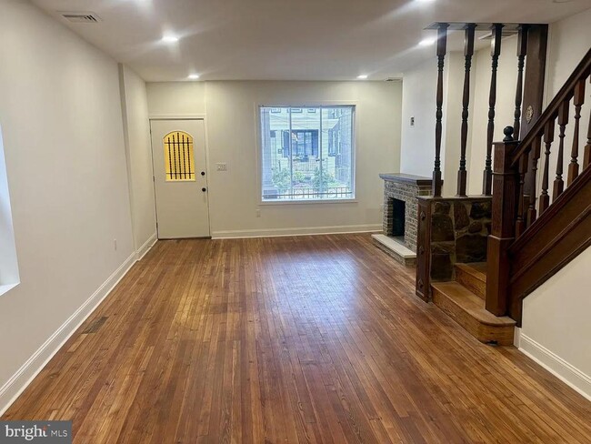 Building Photo - 4462 E Thompson St