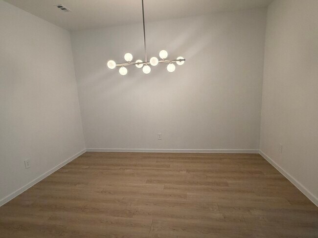 Building Photo - 523 Robin Ct