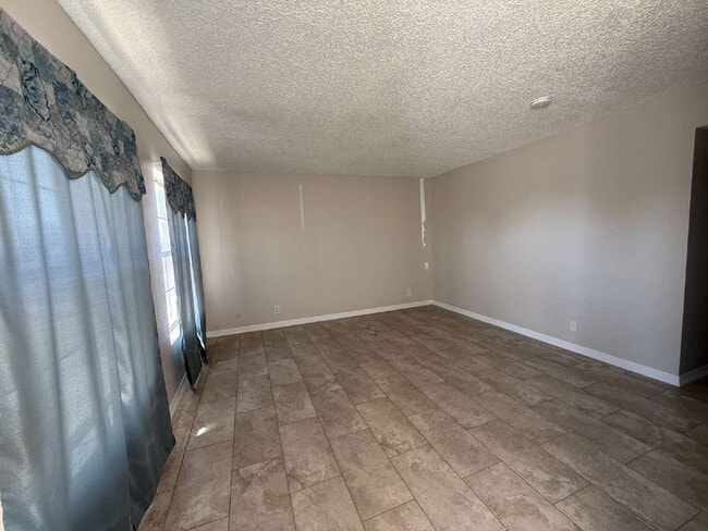 Building Photo - 955 Versailles Dr