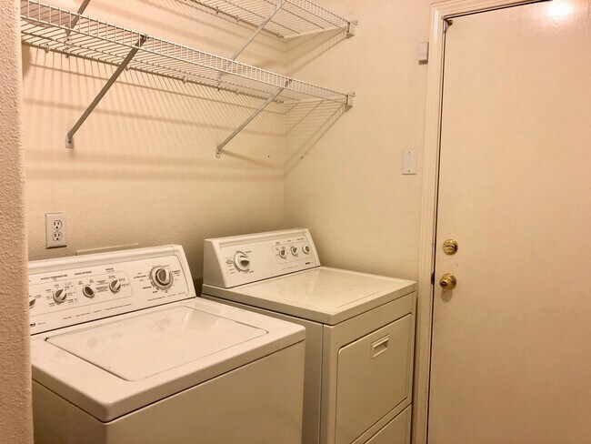 Building Photo - $2,595 Bullard & Polk, 4 Bedroom Home - W. Roberts Ave, Fresno