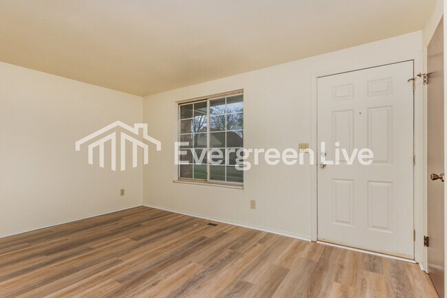 Building Photo - 5989 Chatsworth Dr