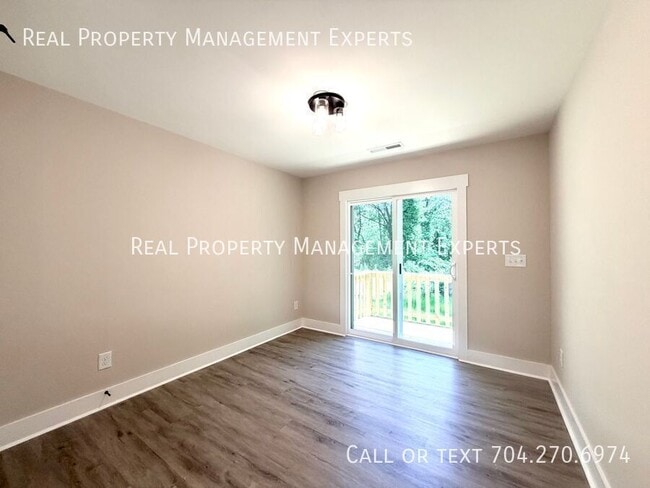 Building Photo - 412 N Scruggs St