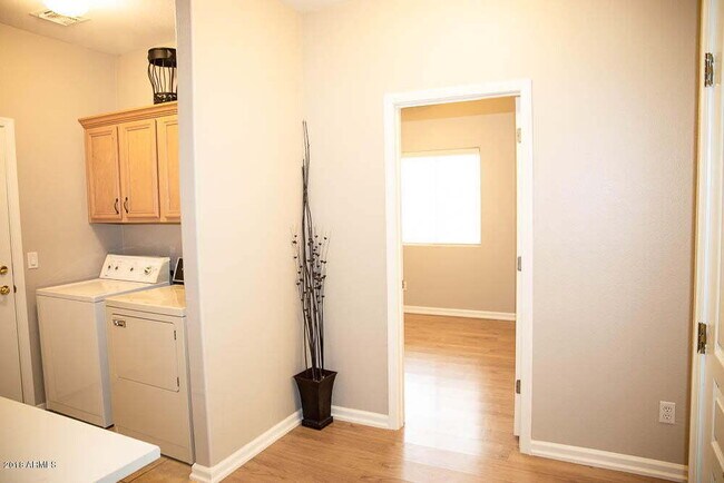 Building Photo - San Tan Ranch Beauty