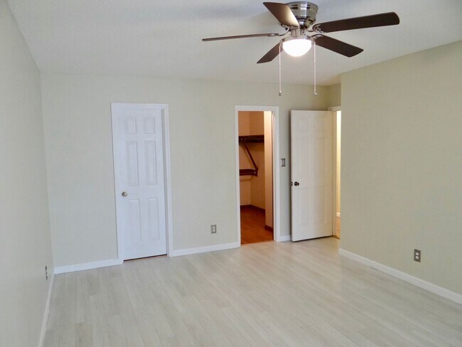Building Photo - 2 bedroom unfurnished LONG TERM RENTAL in Fairway Ridge