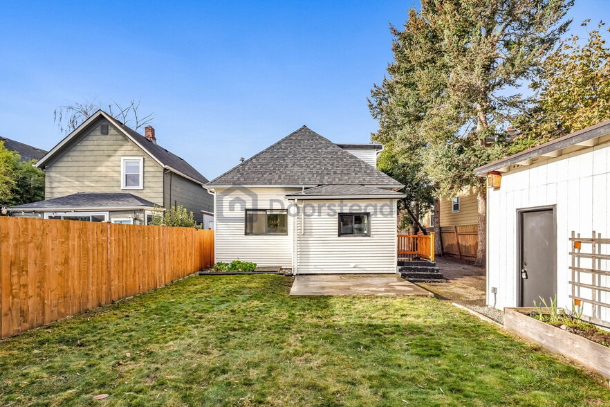 Building Photo - 924 24th Ave S