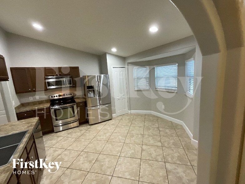 Building Photo - 2645 Sunset Cir