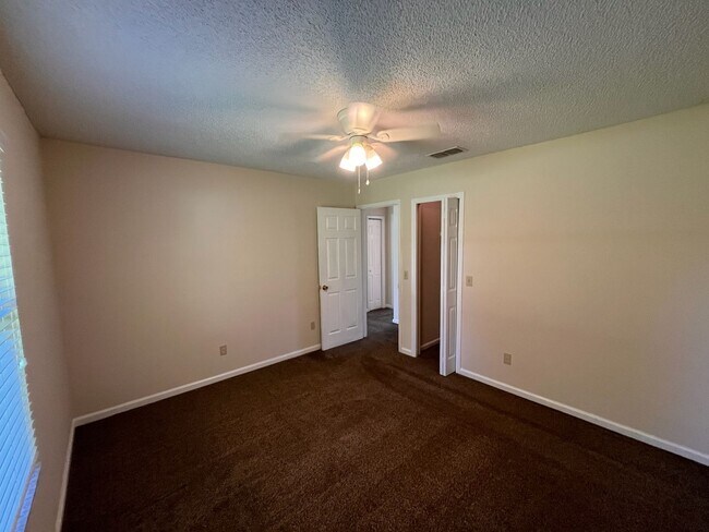 Building Photo - 3 Bedroom 2 Bath house with Garage Near Fl...