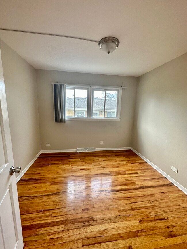 Building Photo - 1243 S Mitchell Ave