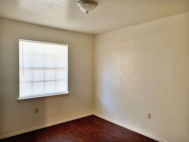 Building Photo - 8006 Hobbs Dr