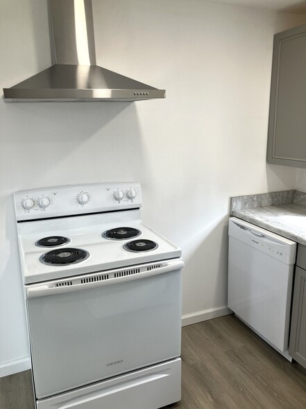 Kitchen Stove and Dishwasher - 495 Annie Lee Rd