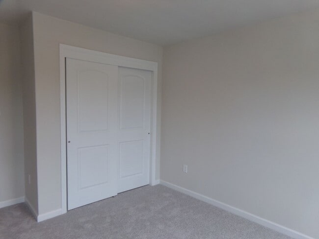 Building Photo - 3 bedroom, 2.5 Bathroom Townhouse in Gray's Pointe Neighborhood