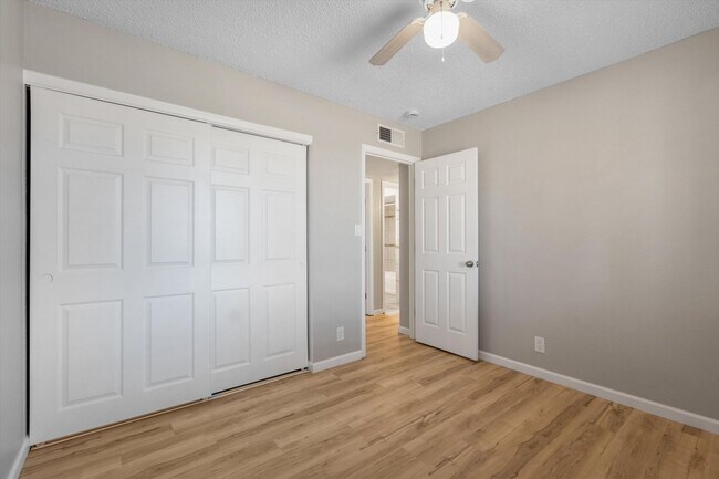 Building Photo - For Rent with Move-in Special ($1,200 off Base Rent ) | 3 Beds 2 Bath | 2 Car Garage |  NE Height...