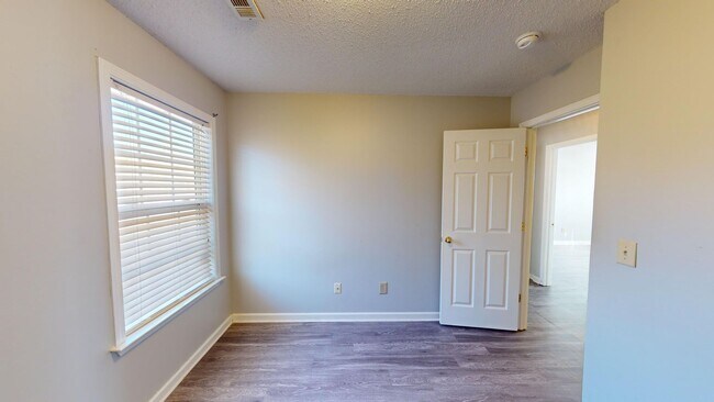 Building Photo - Renovated Three Bedroom Columbia Townhome!!