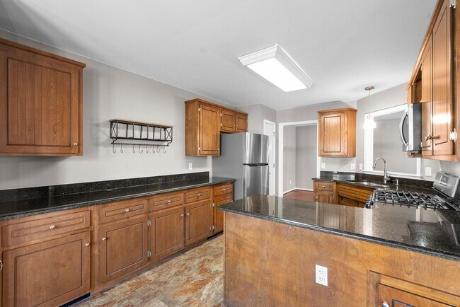 Building Photo - 4 Bedroom Home For Rent in St. B Area of Clarksville!