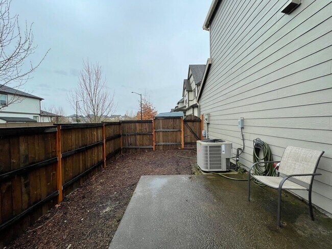 Building Photo - Lovely North Plains 4Bd 2.5Ba Home with Ja...