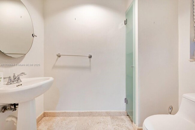 Building Photo - 5305 SW 62nd Ave