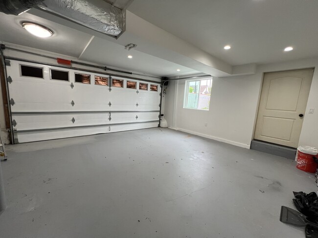 Building Photo - 1650 S Crest Dr