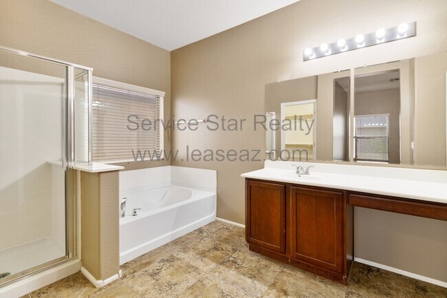 Building Photo - 978 E Corral St