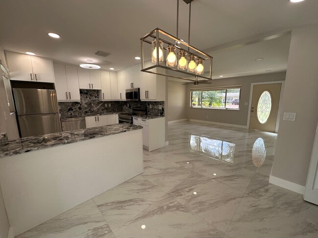 Building Photo - 765 E Dayton Cir