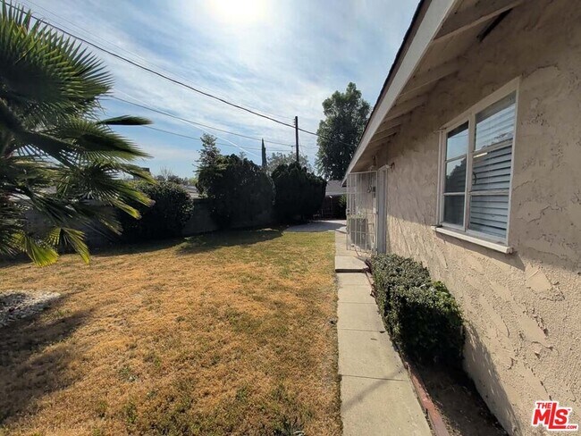 Building Photo - 7758 N Glenoaks Blvd