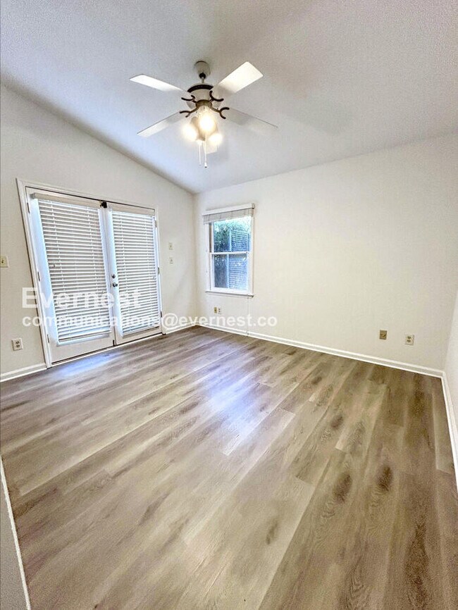 Building Photo - 2 Bed, 2.5 Bath Townhome with Assigned Par...