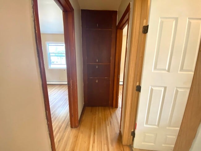 Building Photo - 4 Bed 2 Bath Home!