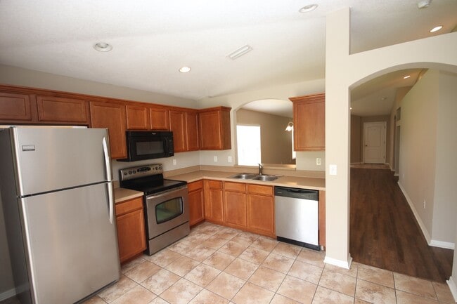 Building Photo - 3 bed, 2 bath, 2 car garage in Riverview