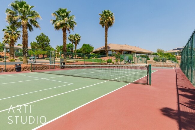 Building Photo - Stunning 3-Bedroom Home with Private Backy...