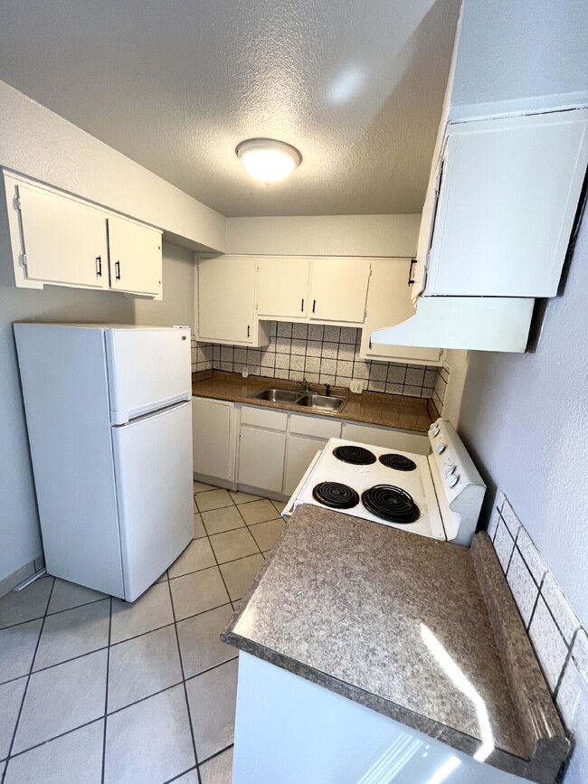 Building Photo - Merced: $975 1 bed 1 bath downstairs unit