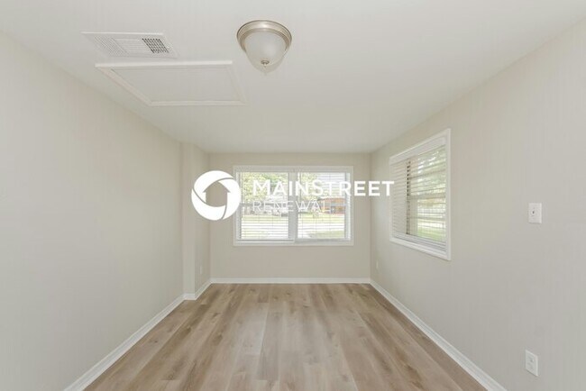 Building Photo - 3 Bedroom Pet-Friendly Home in Tampa, FL with Main Street Renewal