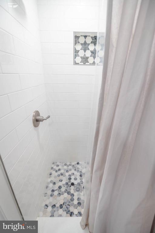 Building Photo - 508 N Linwood Ave