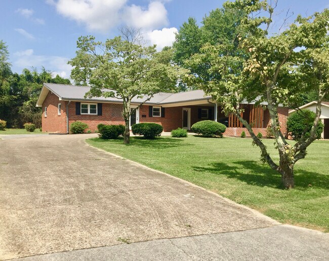 Building Photo - 1809 Broadmoor Rd