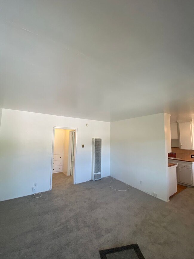 Building Photo - 1 Bedroom 1 Bath Apartment in Los Feliz!