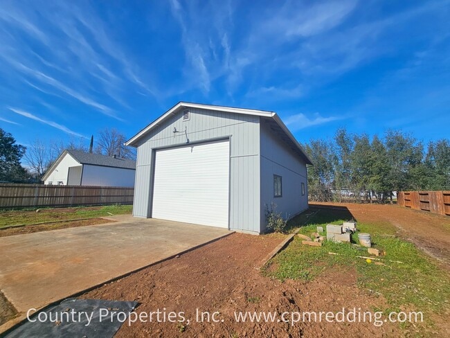 Building Photo - House with Huge Shop in the Heart of Redding Available Now!