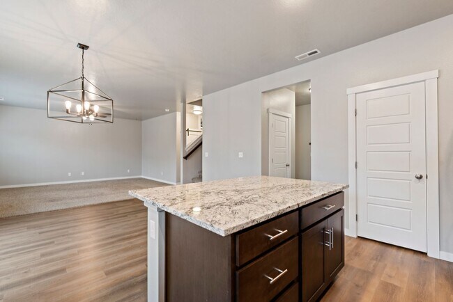 Building Photo - Upgraded 4 Bed 2.5 Bath Home