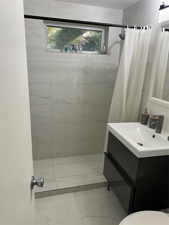 Building Photo - 720 NE 17th Ct