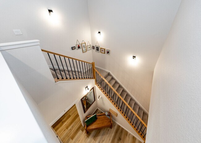 Building Photo - Beautiful Townhome Next to Nature on Westside