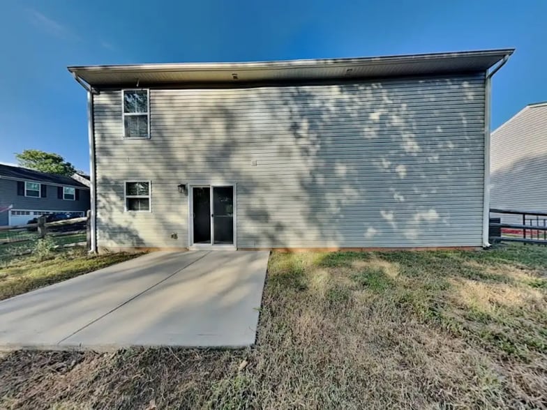 Building Photo - 2401 Everton Cir SE