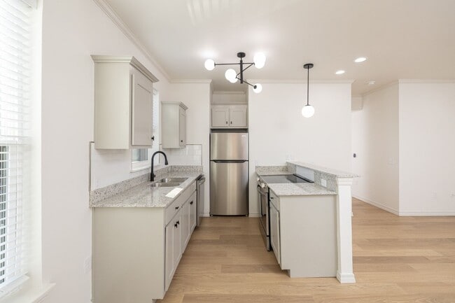 Building Photo - 1137 N Leverett Ave