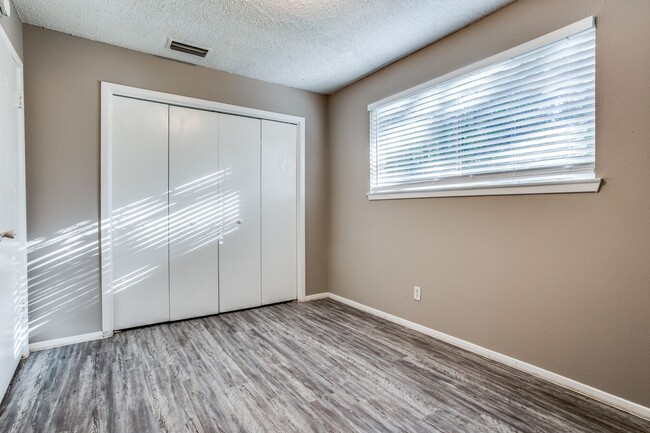 Building Photo - 607 Thrush Ave