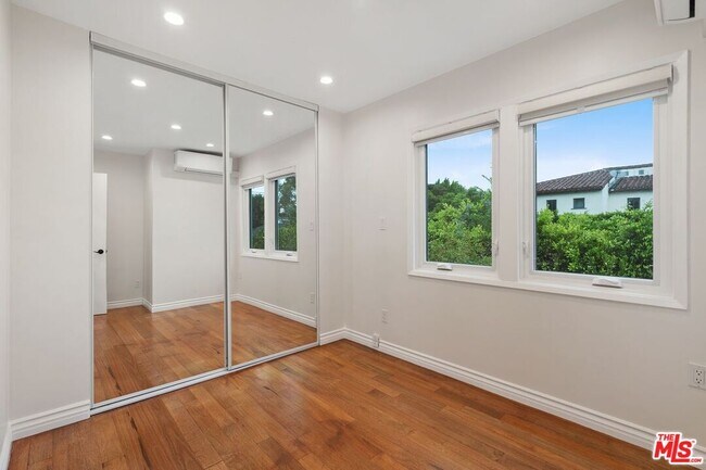 Building Photo - 828 N Crescent Heights Blvd