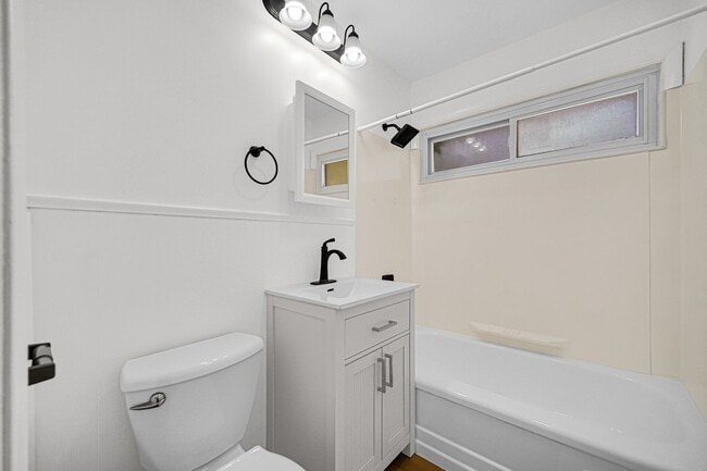 Building Photo - 3 Bedroom 1 Bathroom House for Rent!
