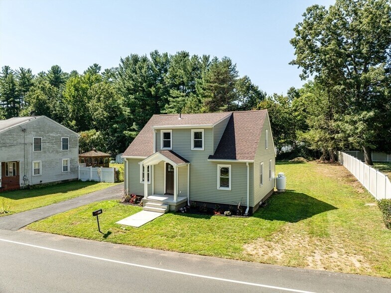 Building Photo - 227 Old County Rd