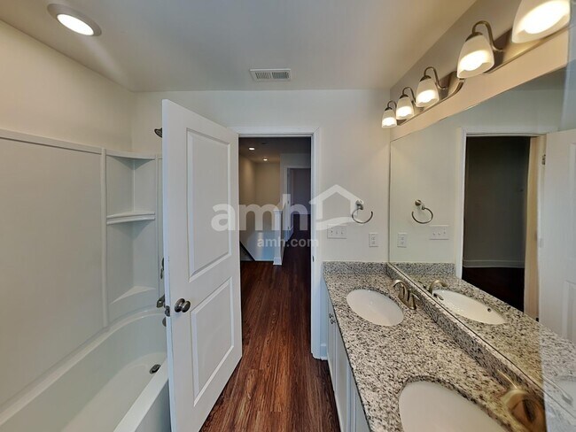 Building Photo - 2573 Highwood Blvd