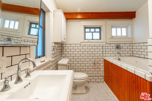 Building Photo - 2544 3rd St