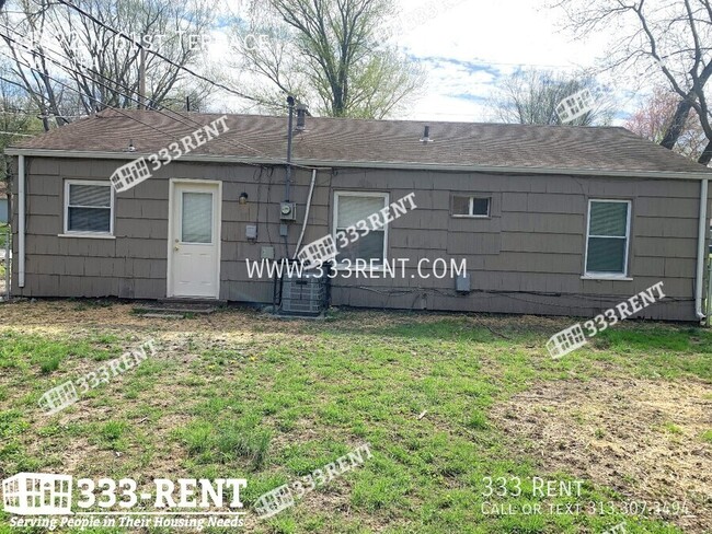 Building Photo - Renovated three bed one bath home with big...