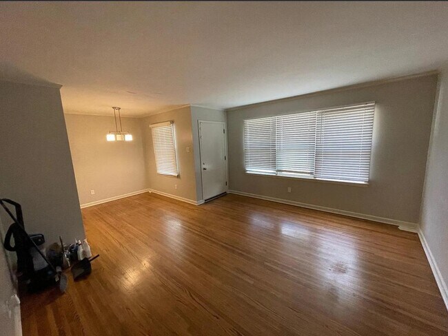 Building Photo - 1653 Colonial Rd